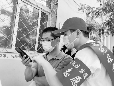 <br>          山西疾控志愿者为居民答疑解惑 图片由山西省疾控中心提供<br><br>        