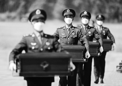 <br>              9月2日，在沈阳桃仙国际机场，礼兵在殓放志愿军烈士遗骸的棺椁上覆盖国旗。<br><br>        