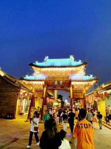 <br>          太原古县城的夜晚到处灯火通明，吸引了众多游客观光打卡。 本报记者 任小芳 摄<br><br>        