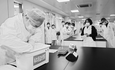 <br>          演练标本溢洒的应急处理 图片由山西省汾阳医院提供<br><br>        