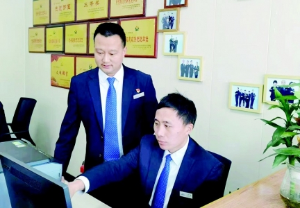 <br>          李鹏（左）带领团队快速成长 图片由受访者提供<br><br>        