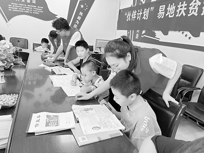 <br>          青年志愿者为学生辅导作业 图片由团万荣县委提供<br><br>        