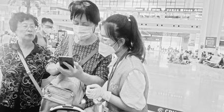 <br>          大学生志愿者为旅客提供帮助 图片由太原南站团委提供<br><br>        