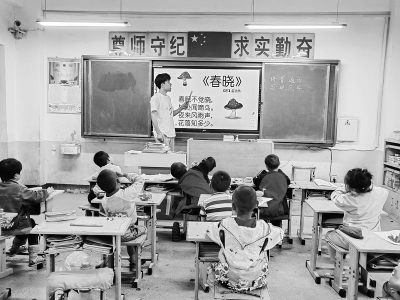 <br>          孩子们认真听讲，学好普通话。图片由太原师范学院团委提供<br><br>        