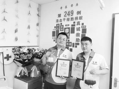 <br>          同日捐献造血干细胞的王玉龙（左）和申晓洋（右） 图片由山西省红十字会提供<br><br>        