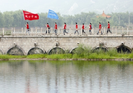 <br>              2012年 7月17日，山西青年学子在汾河源头参加 “保护母亲河”行动。<br><br>        