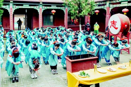 <br>          身穿汉服的少先队员接受“礼”的熏陶 图片由晋城市青少年活动中心提供<br><br>        
