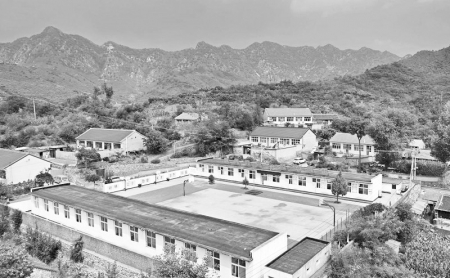 <br>          李家峪小学俯瞰（无人机照片）。受访单位提供<br><br>        
