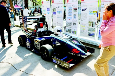 <br>          酷炫的跑车吸引了众人的目光 图片由中北大学提供<br><br>        