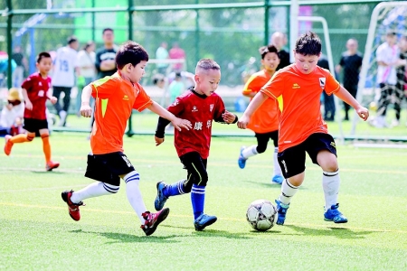 <br>          绿茵场上，孩子们尽情享受足球带来的乐趣。 本报记者 胡远嘉 摄<br><br>        