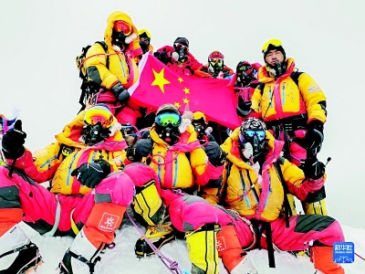 <br>          5月23日，科考登顶队员在珠峰峰顶展示国旗。<br><br>        