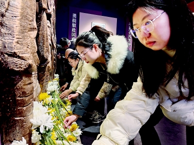 <br>          敬献鲜花，缅怀逝者。 图片由山西国民师范旧址革命活动纪念馆提供<br><br>        